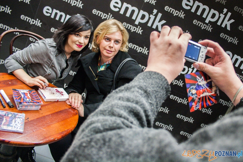 Spotkanie z Eweliną Lisowską (7.11.2014) Empik Foto: © LepszyPOZNAN.pl / Karolina Kiraga Spotkanie z Eweliną Lisowską (7.11.2014) Empik Foto: © LepszyPOZNAN.pl / Karolina Kiraga