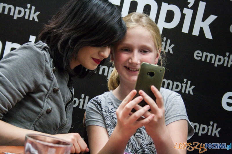 Spotkanie z Eweliną Lisowską (7.11.2014) Empik Foto: © LepszyPOZNAN.pl / Karolina Kiraga Spotkanie z Eweliną Lisowską (7.11.2014) Empik Foto: © LepszyPOZNAN.pl / Karolina Kiraga