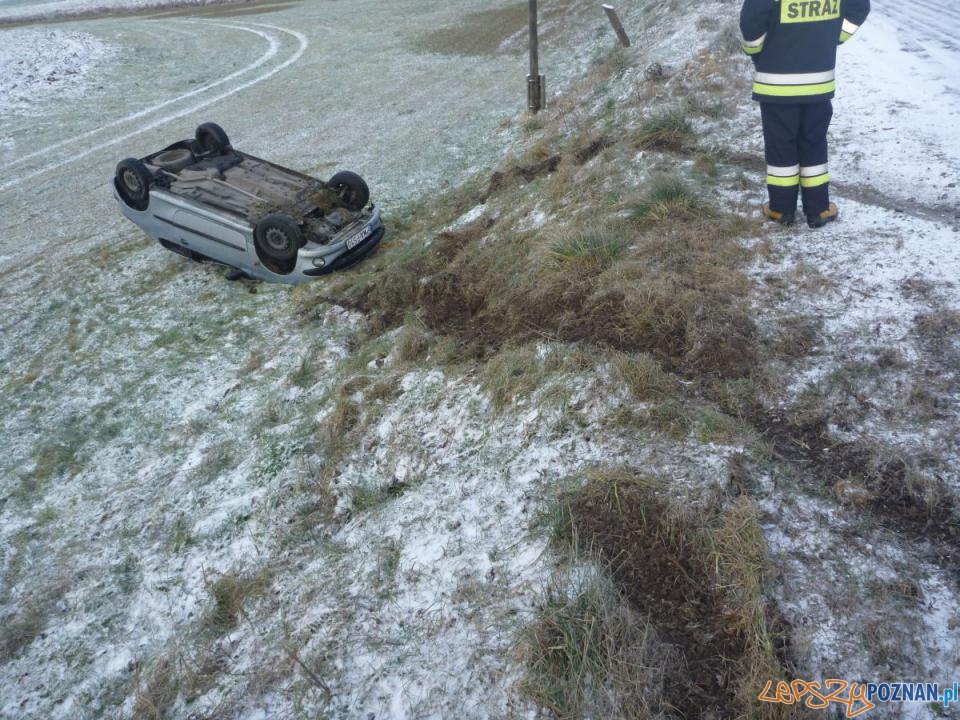 Samochód w rowie  Foto: PSP JRG8 w Poznaniu