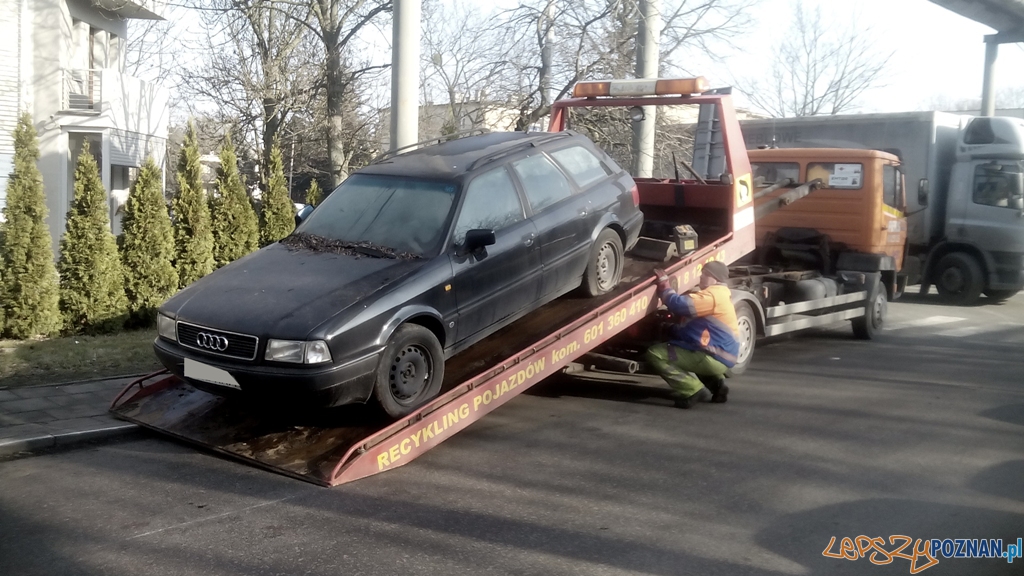 Usuwanie wraków na Winogradach Foto: Straż Miejska Usuwanie wraków na Winogradach Foto: Straż Miejska