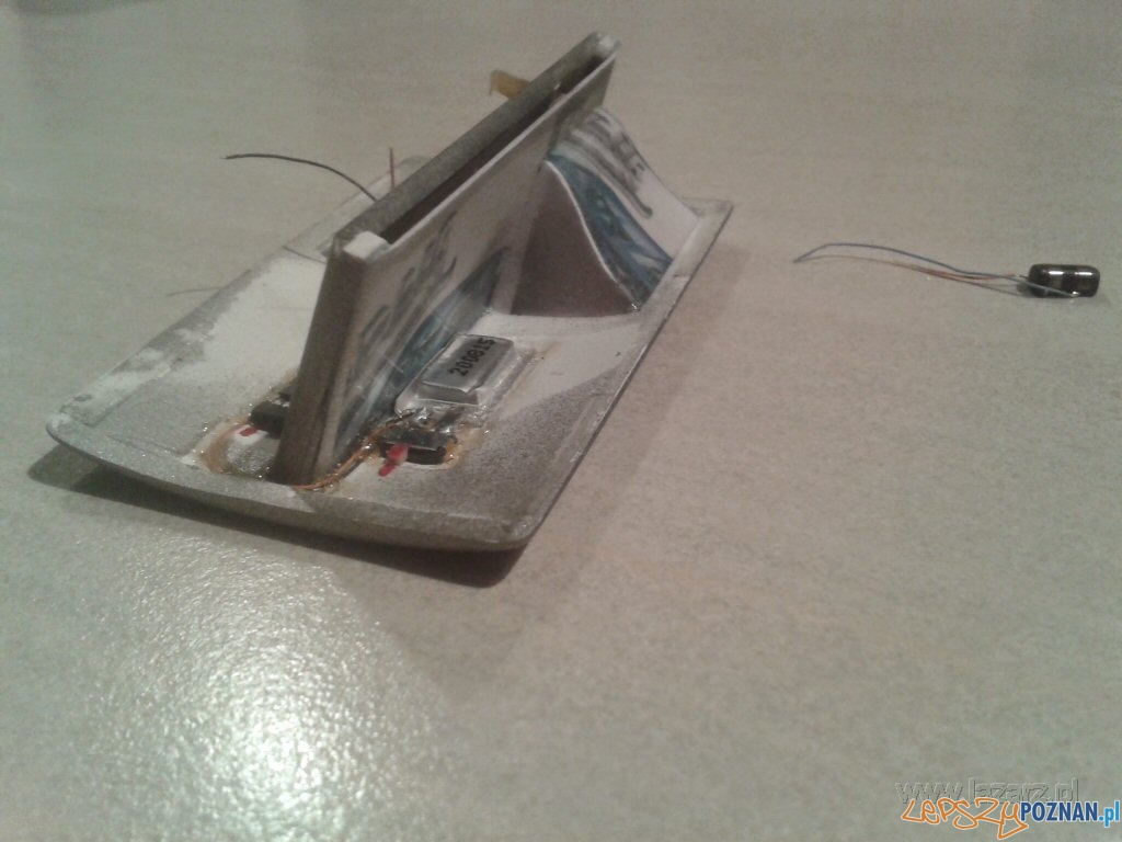 Skimming w bankomacie Foto: lazarz.pl Skimming w bankomacie Foto: lazarz.pl