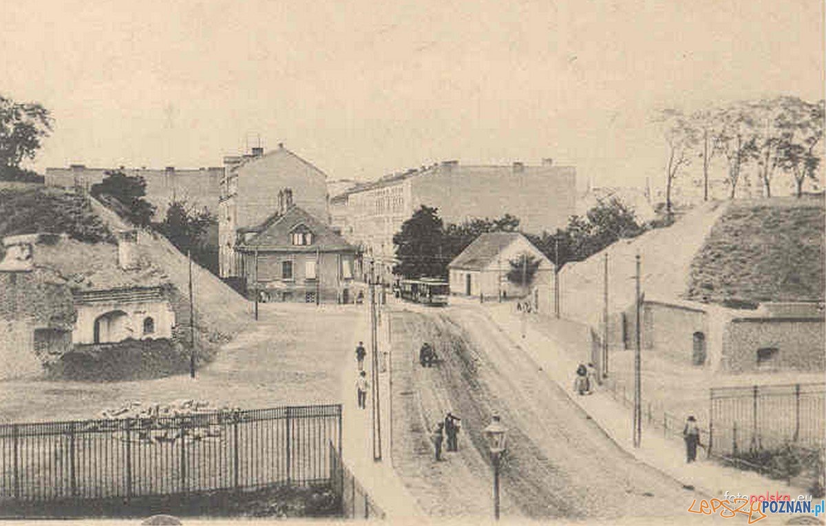 Widok z Bramy Wildeckiej w kierunku dzisiejszej ulicy Półwiejskiej   Foto: fotopolska