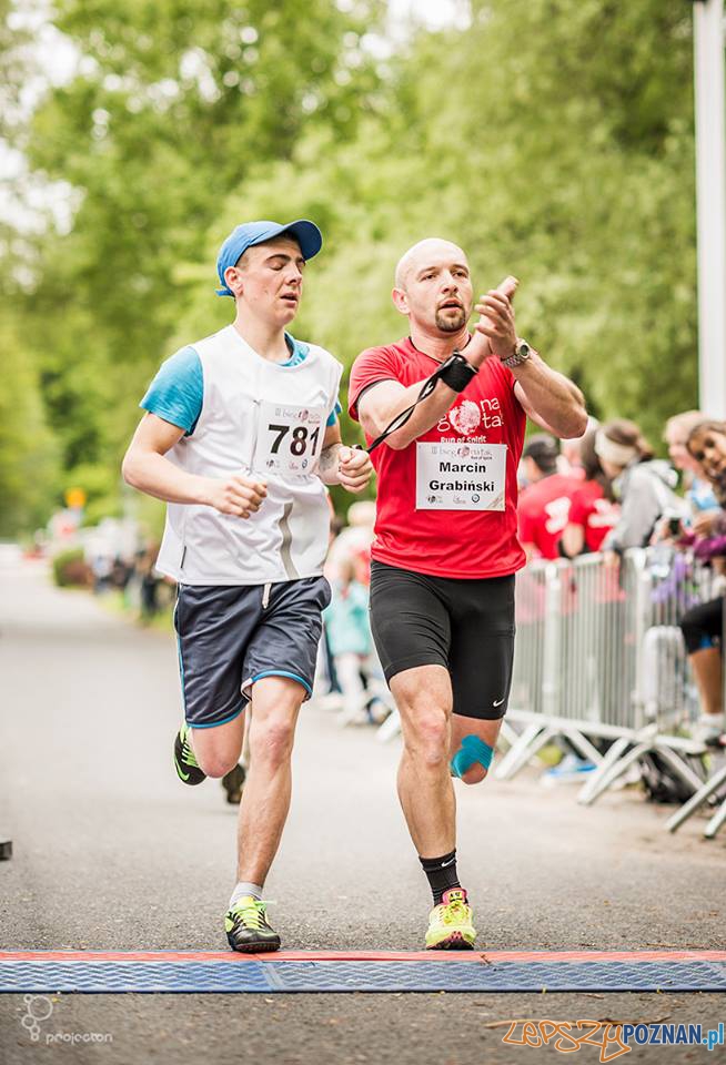 Marcin Grabiński - niewodomy maratończyk Foto: www.projecton.pl Marcin Grabiński - niewodomy maratończyk Foto: www.projecton.pl