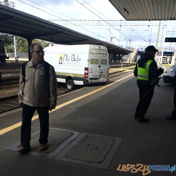 Samochód utknął między peronami Foto: KarolinaTorz Samochód utknął między peronami Foto: KarolinaTorz