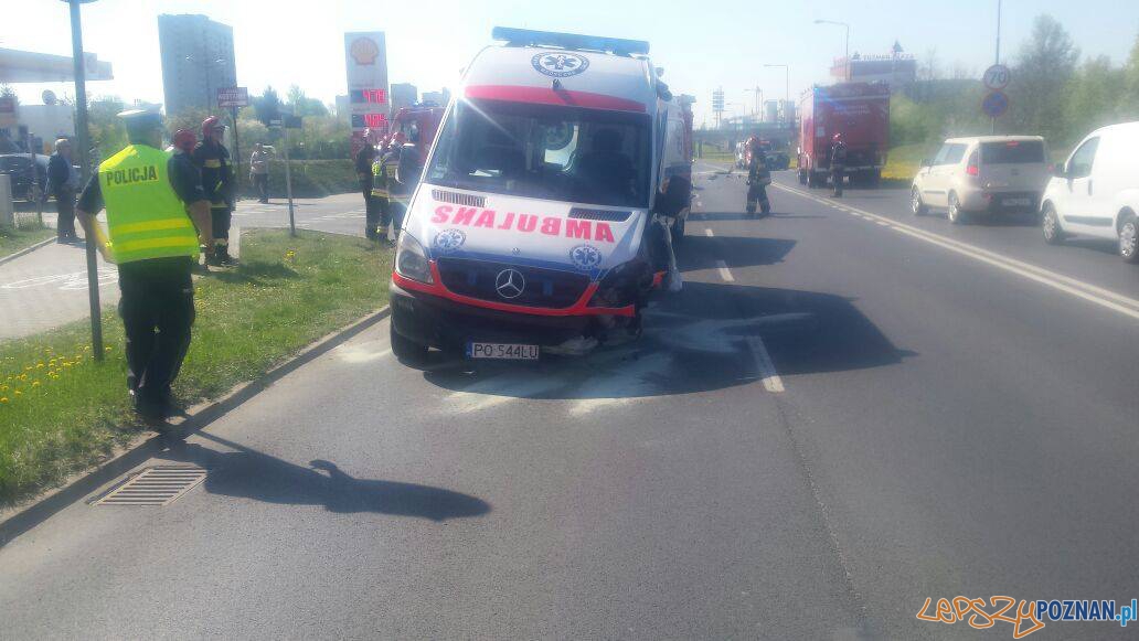 Wypadek karetki pogotowia na Winogradach Foto: Wypadek karetki pogotowia na Winogradach Foto: