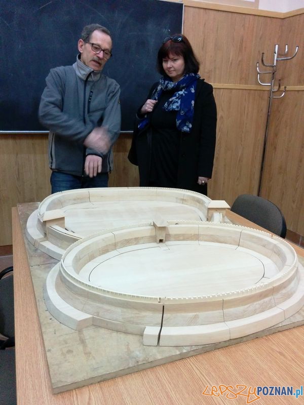 Leszek Wesołowski i Agnieszka Stempin dyskutują nad częścią powstającej makiety Foto: MAP Leszek Wesołowski i Agnieszka Stempin dyskutują nad częścią powstającej makiety Foto: MAP