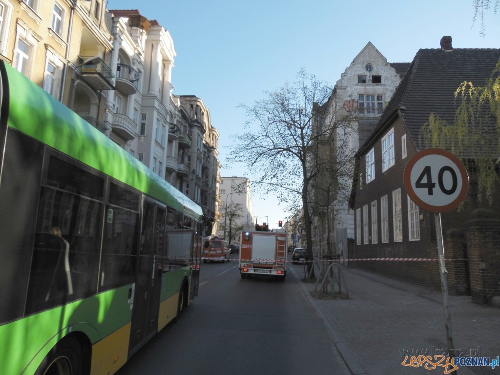 Kamienica się wali, więc zamykają ul. Matejki Foto: lazarz.pl / Janusz Ludwiczak Kamienica się wali, więc zamykają ul. Matejki Foto: lazarz.pl / Janusz Ludwiczak