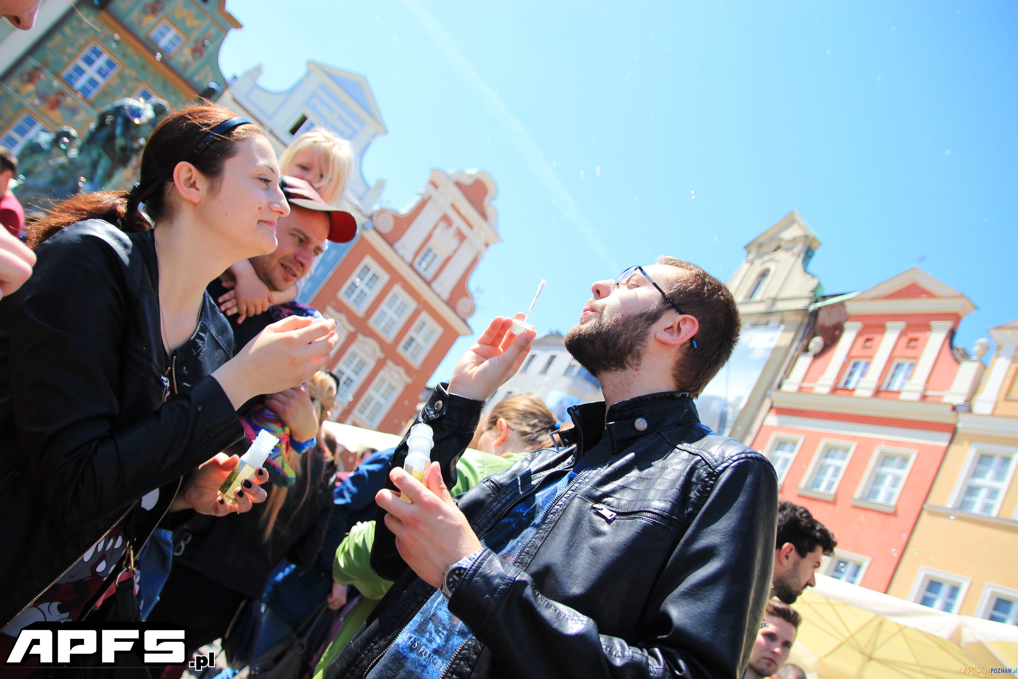 Bańki na Starym Rynku w Poznaniu (30.05.2014) Foto: Adrian Potrawiak Bańki na Starym Rynku w Poznaniu (30.05.2014) Foto: Adrian Potrawiak
