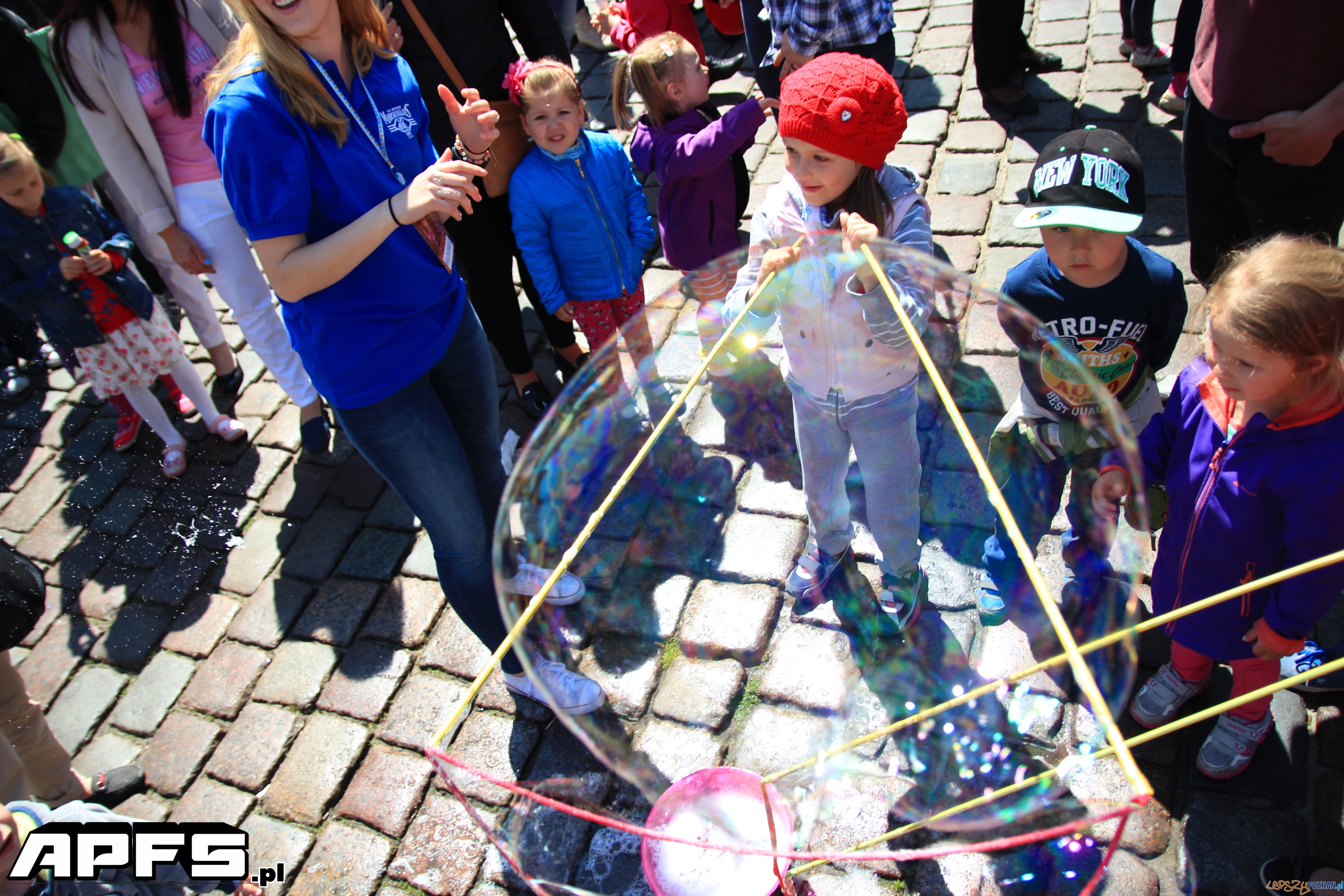 Bańki na Starym Rynku w Poznaniu (30.05.2014) Foto: Adrian Potrawiak Bańki na Starym Rynku w Poznaniu (30.05.2014) Foto: Adrian Potrawiak