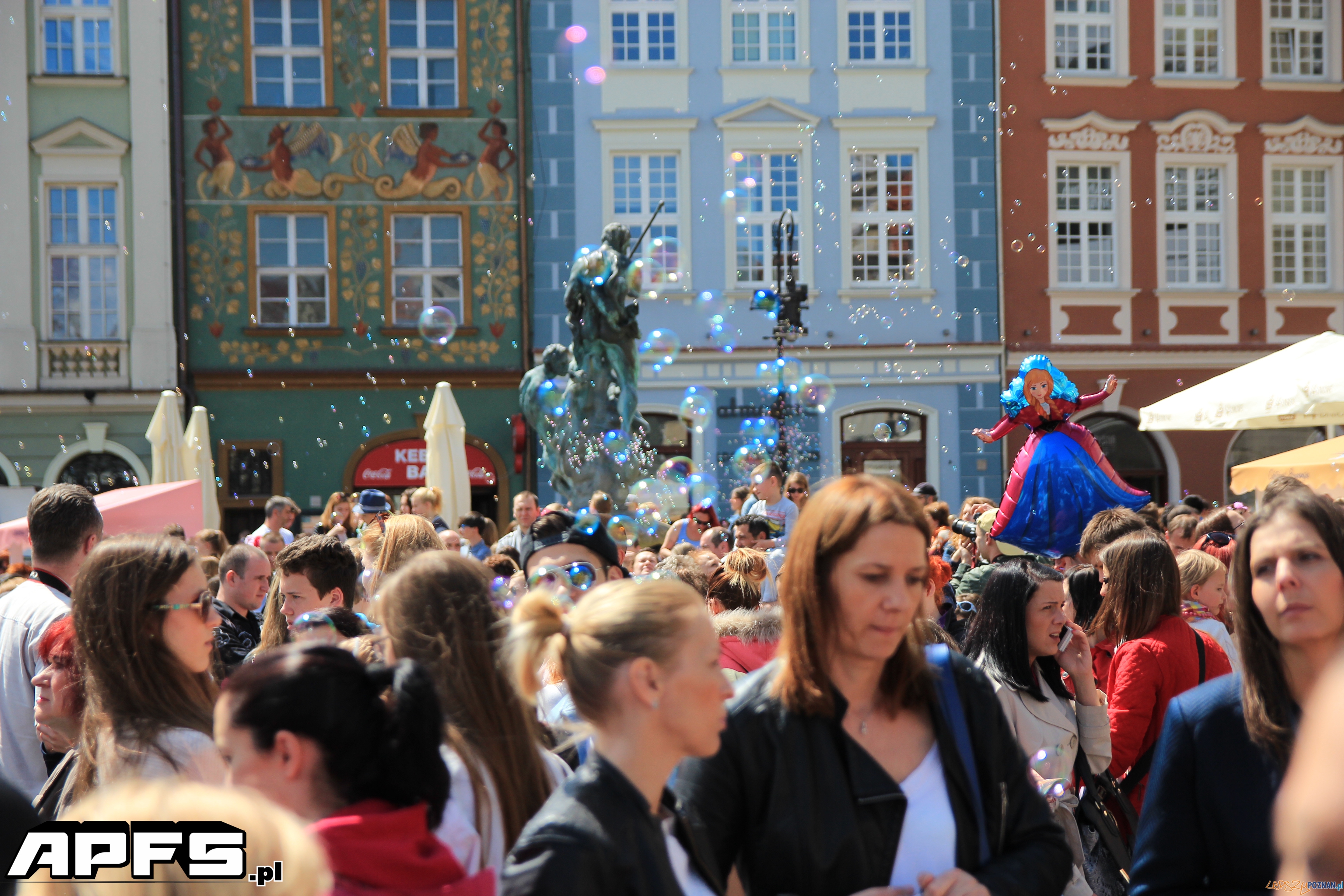 Bańki na Starym Rynku w Poznaniu (30.05.2014) Foto: Adrian Potrawiak Bańki na Starym Rynku w Poznaniu (30.05.2014) Foto: Adrian Potrawiak