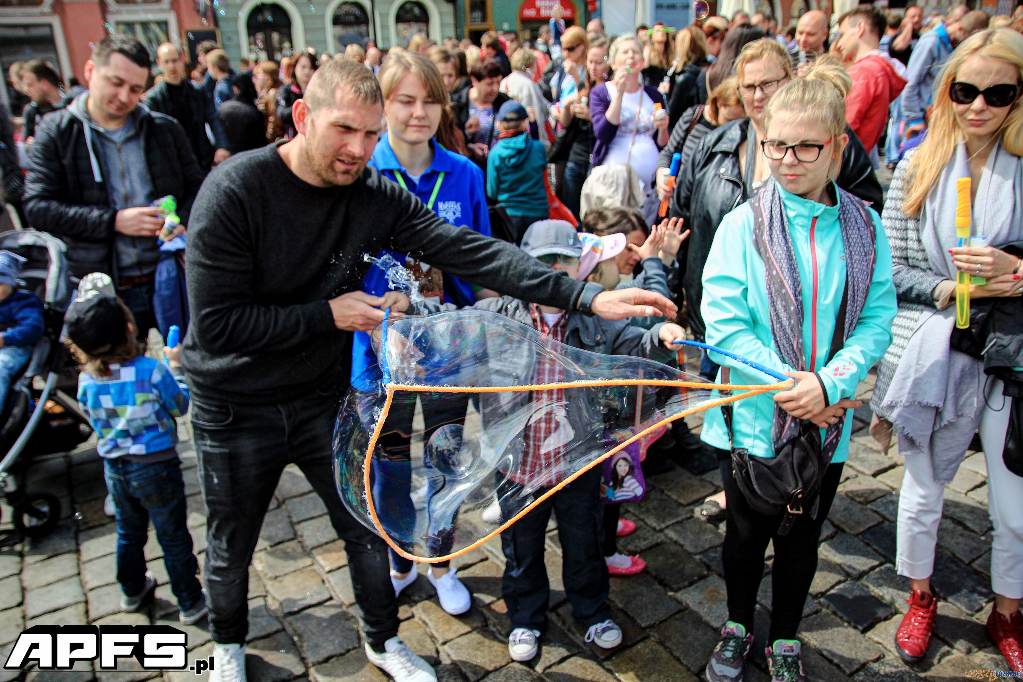 Bańki na Starym Rynku w Poznaniu (30.05.2014) Foto: Adrian Potrawiak Bańki na Starym Rynku w Poznaniu (30.05.2014) Foto: Adrian Potrawiak