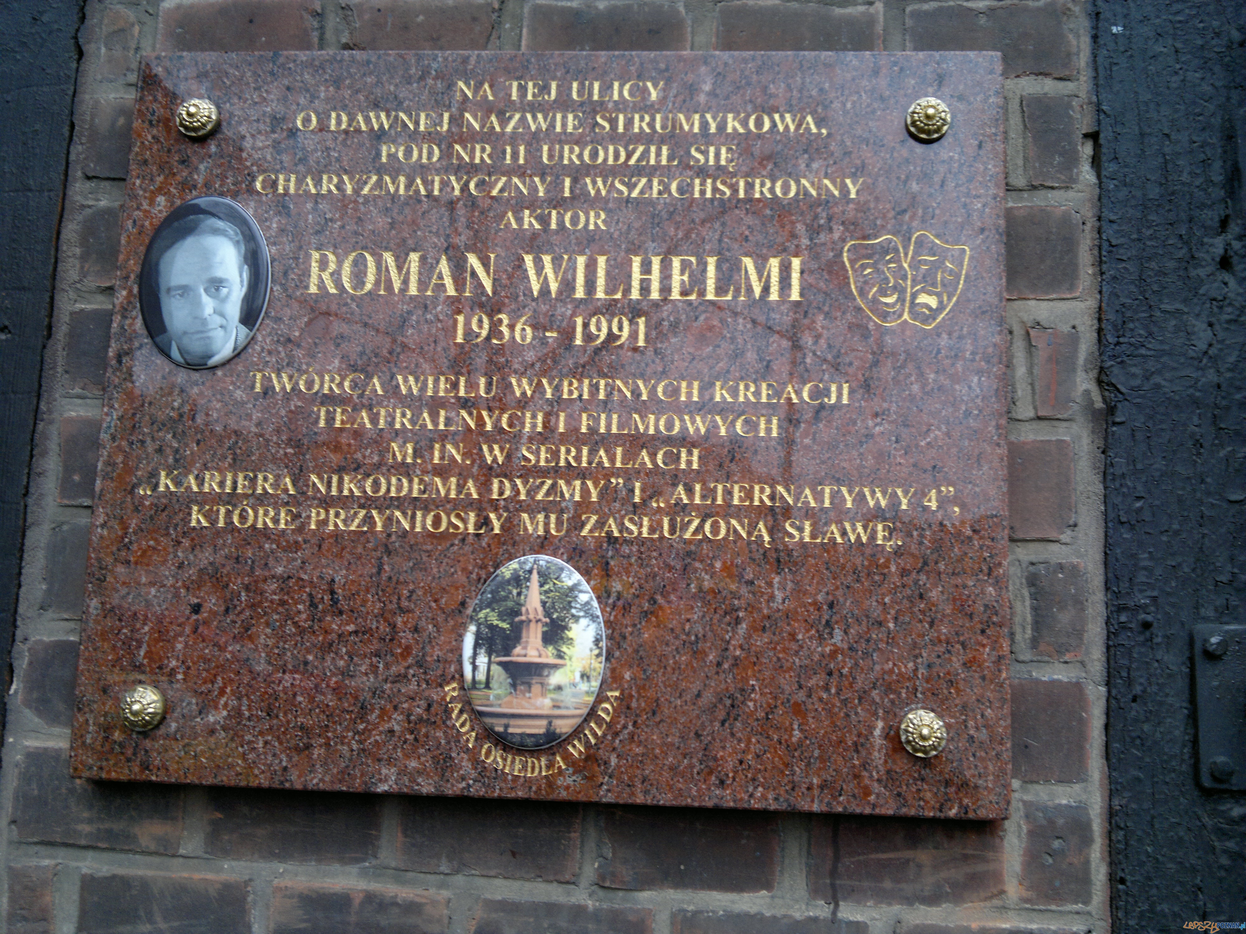 Tablica pamiątkowa Romana Wilhelmiego na ulicy Sikorskiego, kiedyś Strumykowej Foto: TD Tablica pamiątkowa Romana Wilhelmiego na ulicy Sikorskiego, kiedyś Strumykowej Foto: TD