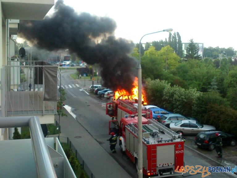 Płonący samochód na Łazarzu Foto: lazarz.pl / Ewa Oczkowska Płonący samochód na Łazarzu Foto: lazarz.pl / Ewa Oczkowska