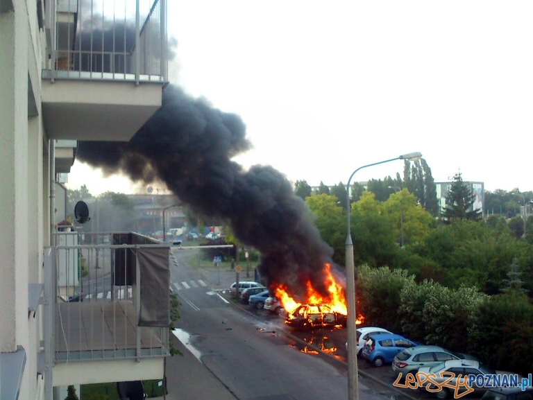 Płonący samochód na Łazarzu Foto: lazarz.pl / Ewa Oczkowska Płonący samochód na Łazarzu Foto: lazarz.pl / Ewa Oczkowska