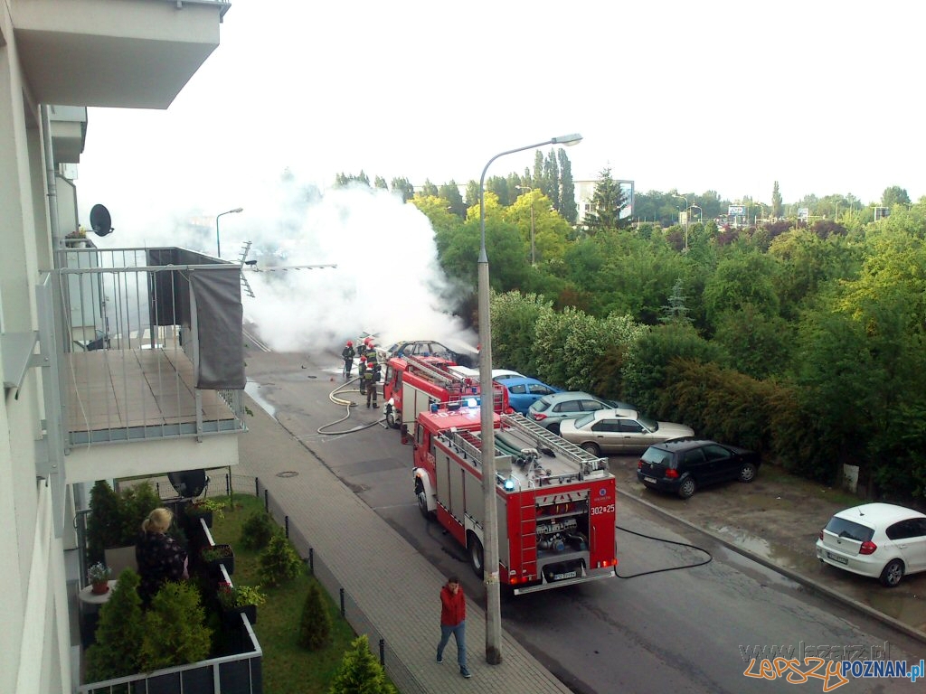 Płonący samochód na Łazarzu Foto: lazarz.pl / Ewa Oczkowska Płonący samochód na Łazarzu Foto: lazarz.pl / Ewa Oczkowska