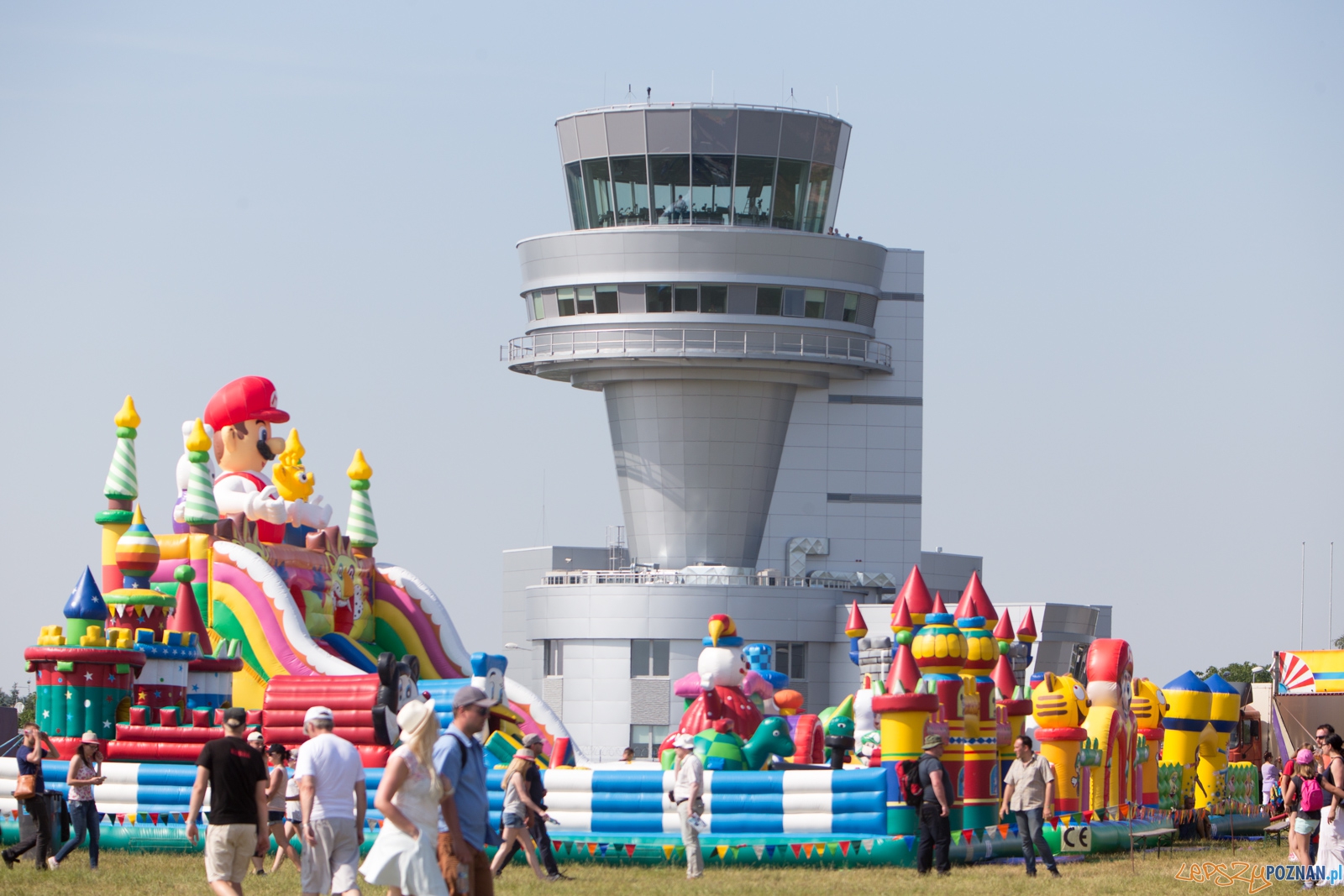 Aerofestival 2015 - wieżą lotniska Ławica Foto: lepszyPOZNAN.pl /Piotr Rychter Aerofestival 2015 - wieżą lotniska Ławica Foto: lepszyPOZNAN.pl /Piotr Rychter