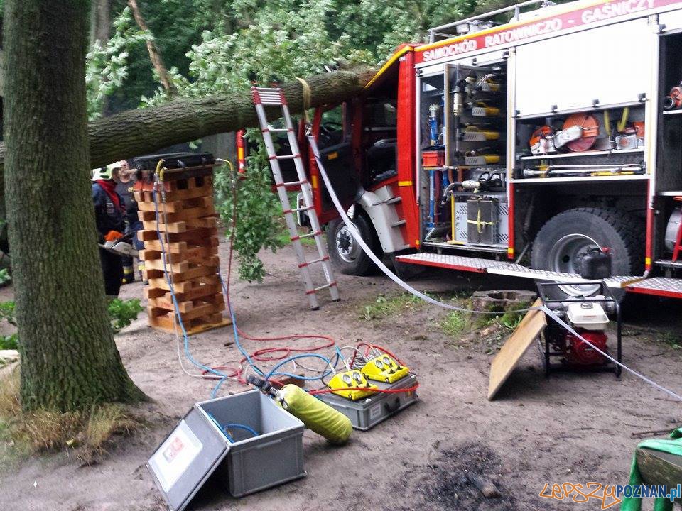 Uwalnianie wozu strażackiego Foto: Heavy Rescue SGRT OSP Mosina Uwalnianie wozu strażackiego Foto: Heavy Rescue SGRT OSP Mosina