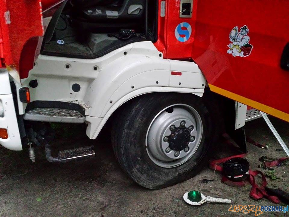 Uwalnianie wozu strażackiego Foto: Heavy Rescue SGRT OSP Mosina Uwalnianie wozu strażackiego Foto: Heavy Rescue SGRT OSP Mosina