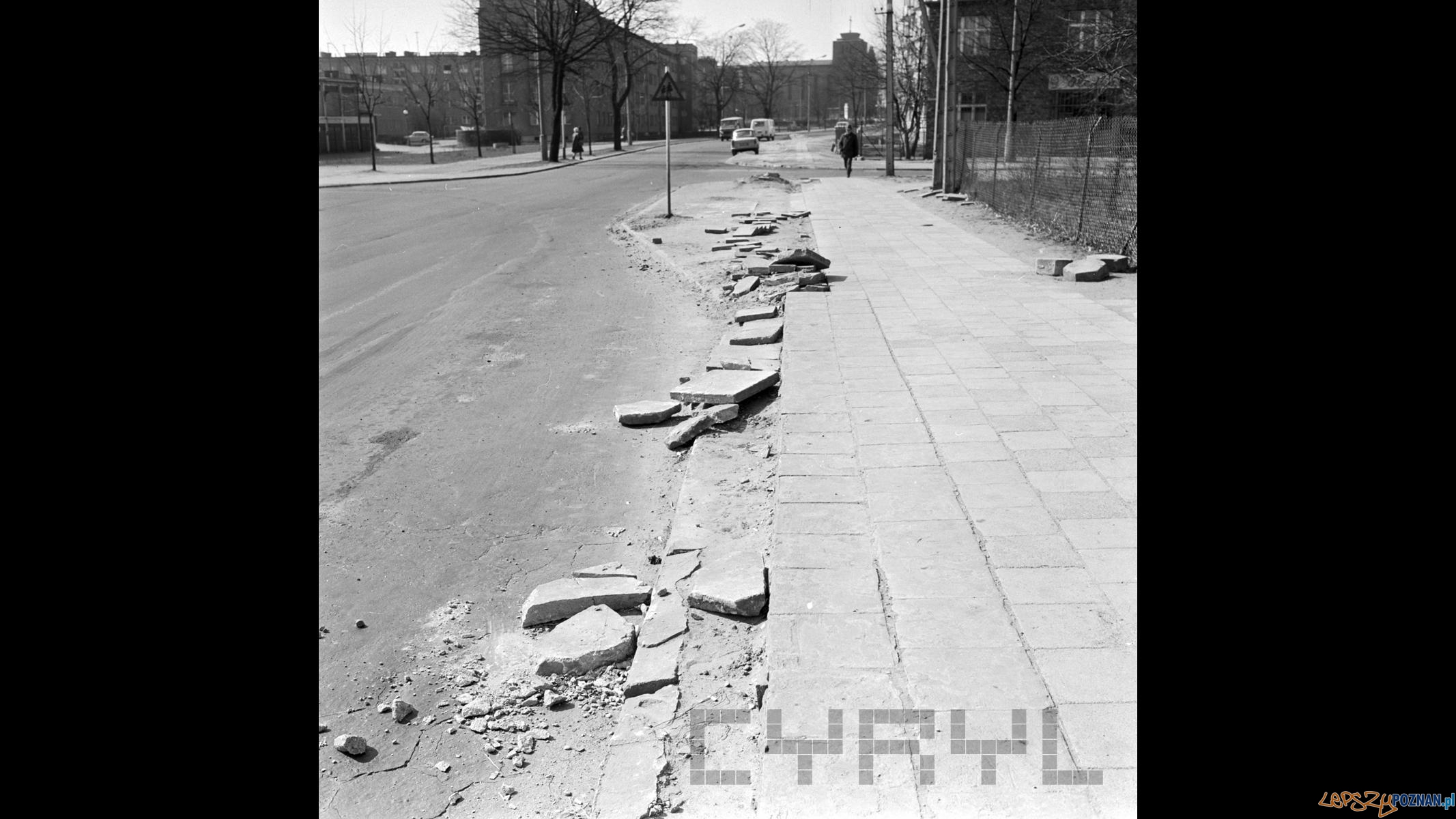 Zatoka autobusu nr 76 na ul. Czechosłowackiej na Dębcu, w tle kościół św. Trójcy Foto: S. Wiktor / Cyryl / 25.03.1974 Zatoka autobusu nr 76 na ul. Czechosłowackiej na Dębcu, w tle kościół św. Trójcy Foto: S. Wiktor / Cyryl / 25.03.1974