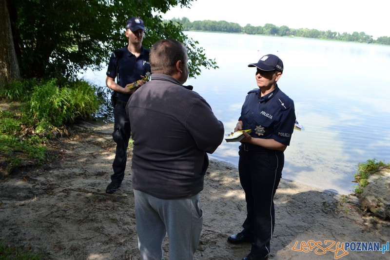 Akcja informacyjna nad jeziorem Kierskim Foto: KMP Akcja informacyjna nad jeziorem Kierskim Foto: KMP