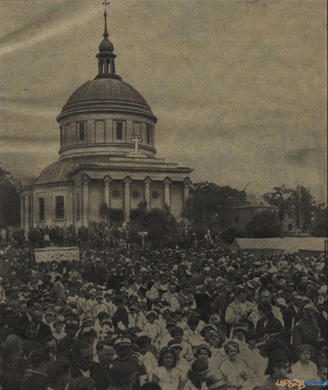 Pierwsza procesja Bożego Ciała na Sołaczu- 4 czerwca 1931 Foto: Zdjecie z okładki Ilustracji Poznańskiej i Nowin Sportowych z 9 czerwca 1931 / fotopolska Pierwsza procesja Bożego Ciała na Sołaczu- 4 czerwca 1931 Foto: Zdjecie z okładki Ilustracji Poznańskiej i Nowin Sportowych z 9 czerwca 1931 / fotopolska