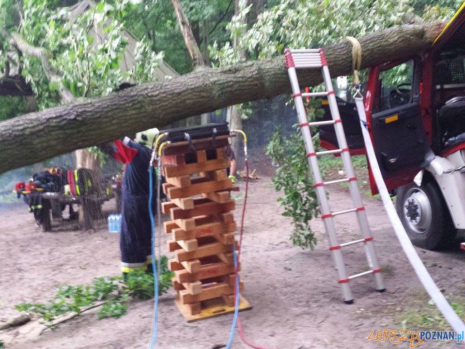 Uwalnianie wozu strażackiego Foto: Heavy Rescue SGRT OSP Mosina Uwalnianie wozu strażackiego Foto: Heavy Rescue SGRT OSP Mosina