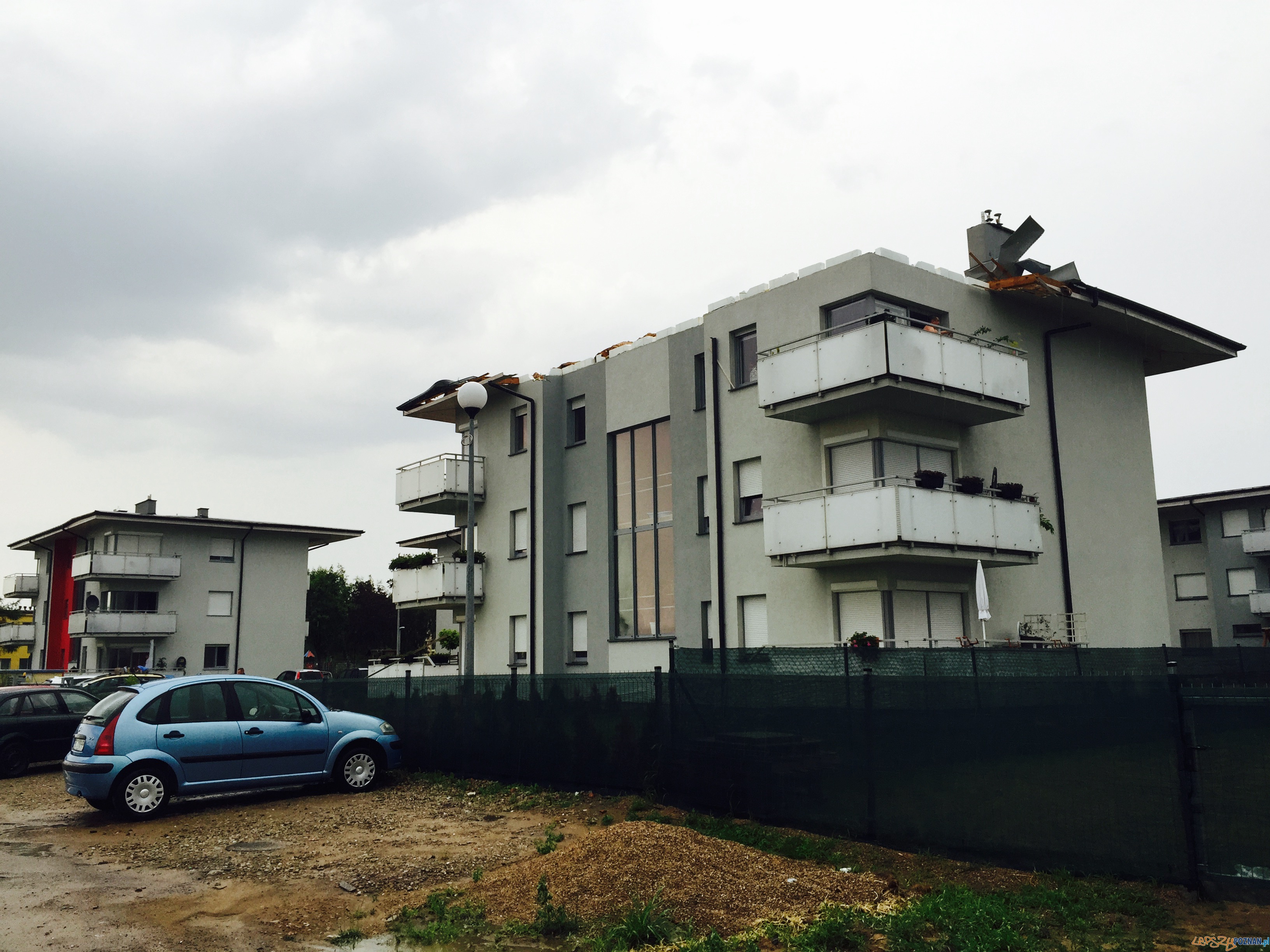 Zerwany dach w Rokietnicy Foto: czytelnik Zerwany dach w Rokietnicy Foto: czytelnik