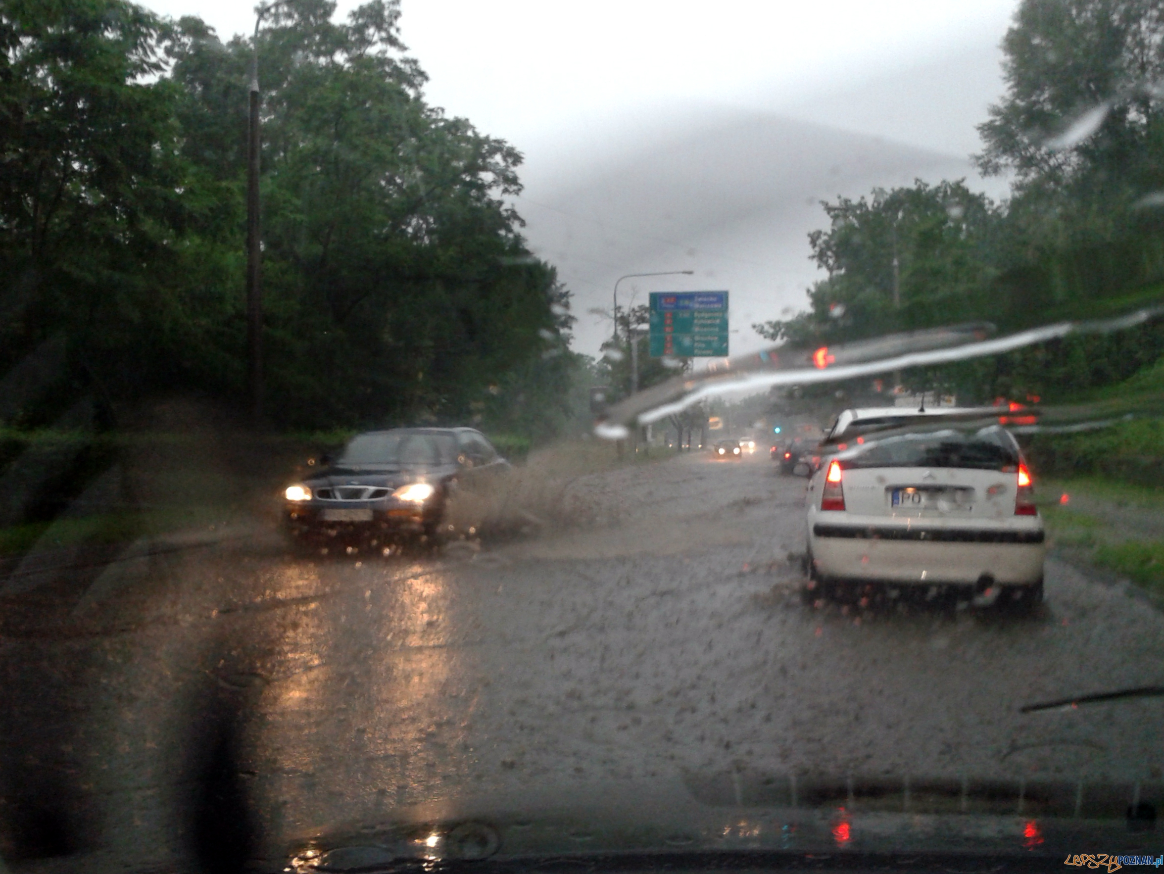 Gwałtowna burza przeszła nad Poznaniem - ul. Szelągowska Foto: lepszyPOZNAN.pl Gwałtowna burza przeszła nad Poznaniem - ul. Szelągowska Foto: lepszyPOZNAN.pl