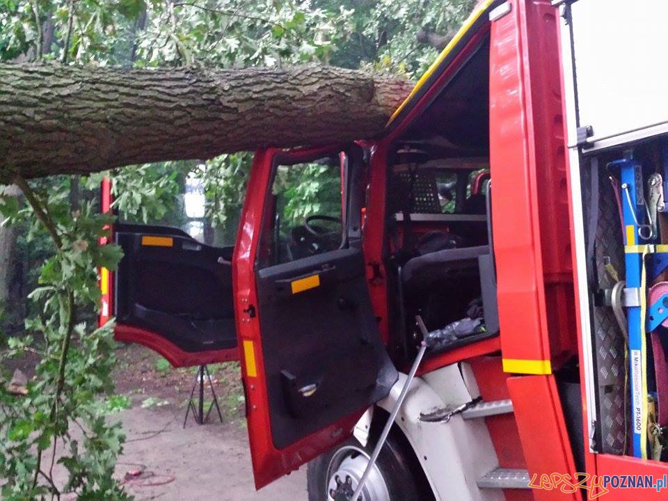 Uwalnianie wozu strażackiego Foto: Heavy Rescue SGRT OSP Mosina Uwalnianie wozu strażackiego Foto: Heavy Rescue SGRT OSP Mosina
