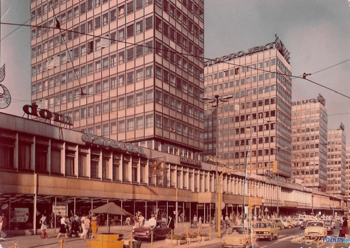 Domy Towarowe Alfa - 1977  Foto: internet