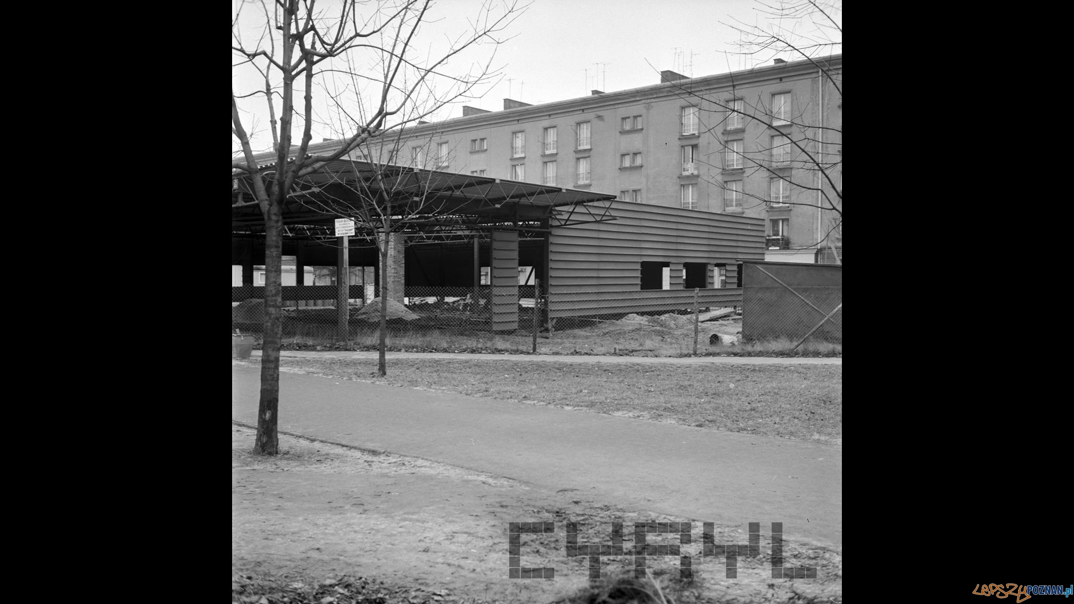 Budowa baru Giermek dzisiaj Biedronka - przy ul. Dzierżyńskiego na Dębcu Foto: S. Wiktor - Cyryl, 21.01.1974 Budowa baru Giermek dzisiaj Biedronka - przy ul. Dzierżyńskiego na Dębcu Foto: S. Wiktor - Cyryl, 21.01.1974