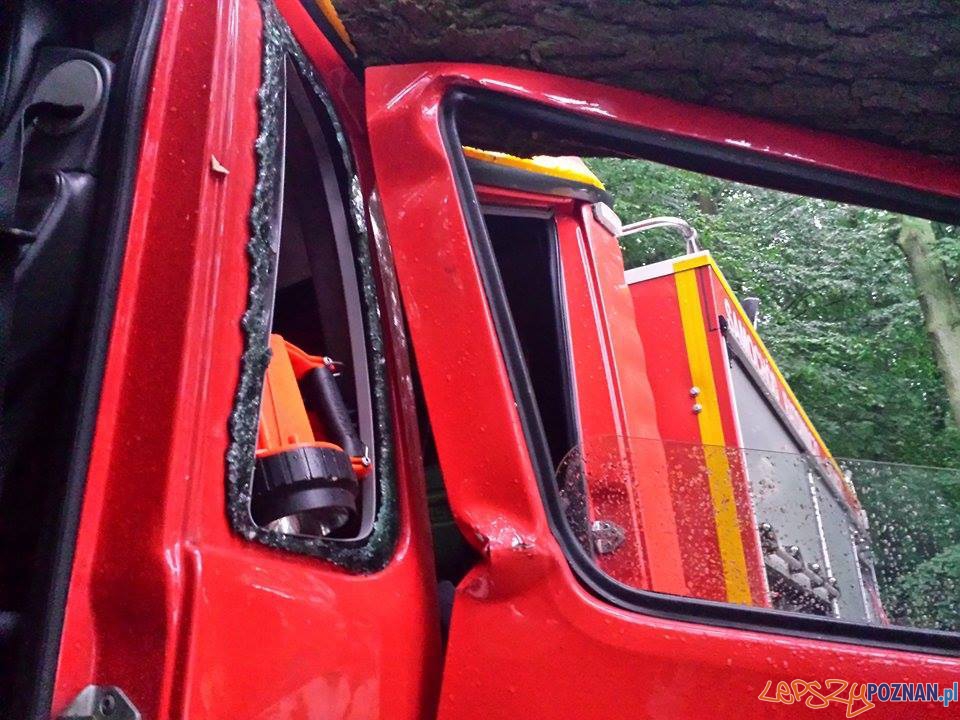 Uwalnianie wozu strażackiego Foto: Heavy Rescue SGRT OSP Mosina Uwalnianie wozu strażackiego Foto: Heavy Rescue SGRT OSP Mosina