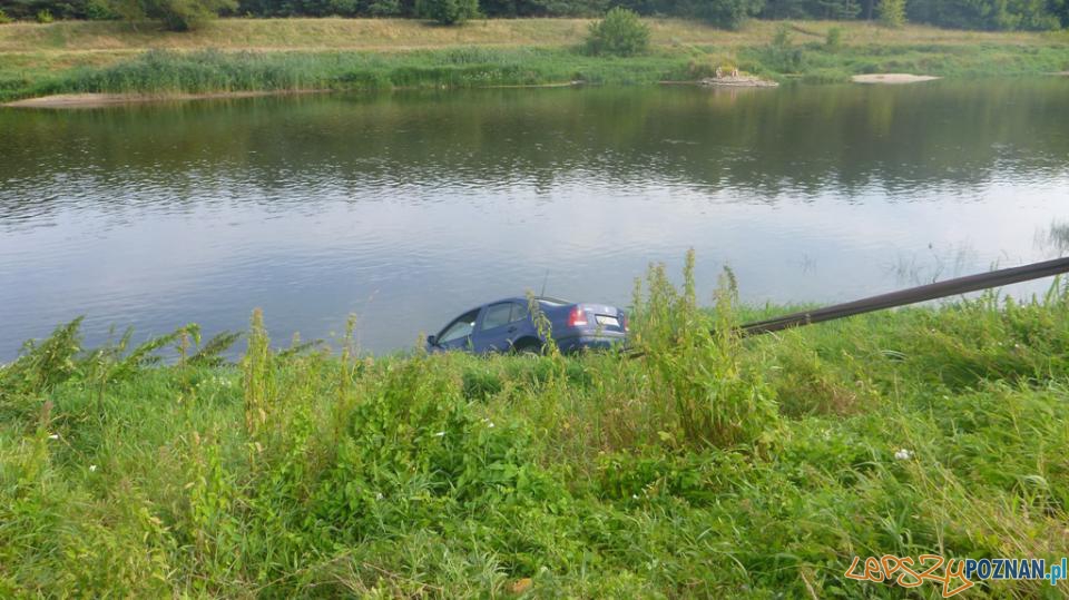 Samochód w rzece Foto: PSP w Poznaniu Samochód w rzece Foto: PSP w Poznaniu