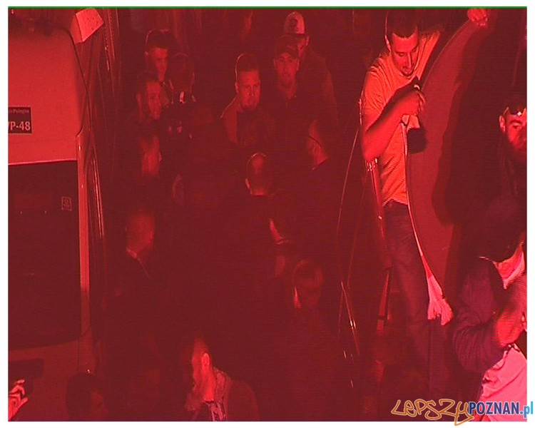Kibice na placu Mickiewicza (2) Foto: materiały policyjne Kibice na placu Mickiewicza (2) Foto: materiały policyjne