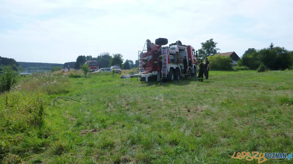 Samochód w rzece Foto: PSP w Poznaniu Samochód w rzece Foto: PSP w Poznaniu