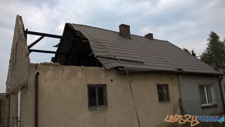 Zerwany dach z budynku gospodarczego w Trzeku. Foto: OSP w Kostrzynie Zerwany dach z budynku gospodarczego w Trzeku. Foto: OSP w Kostrzynie