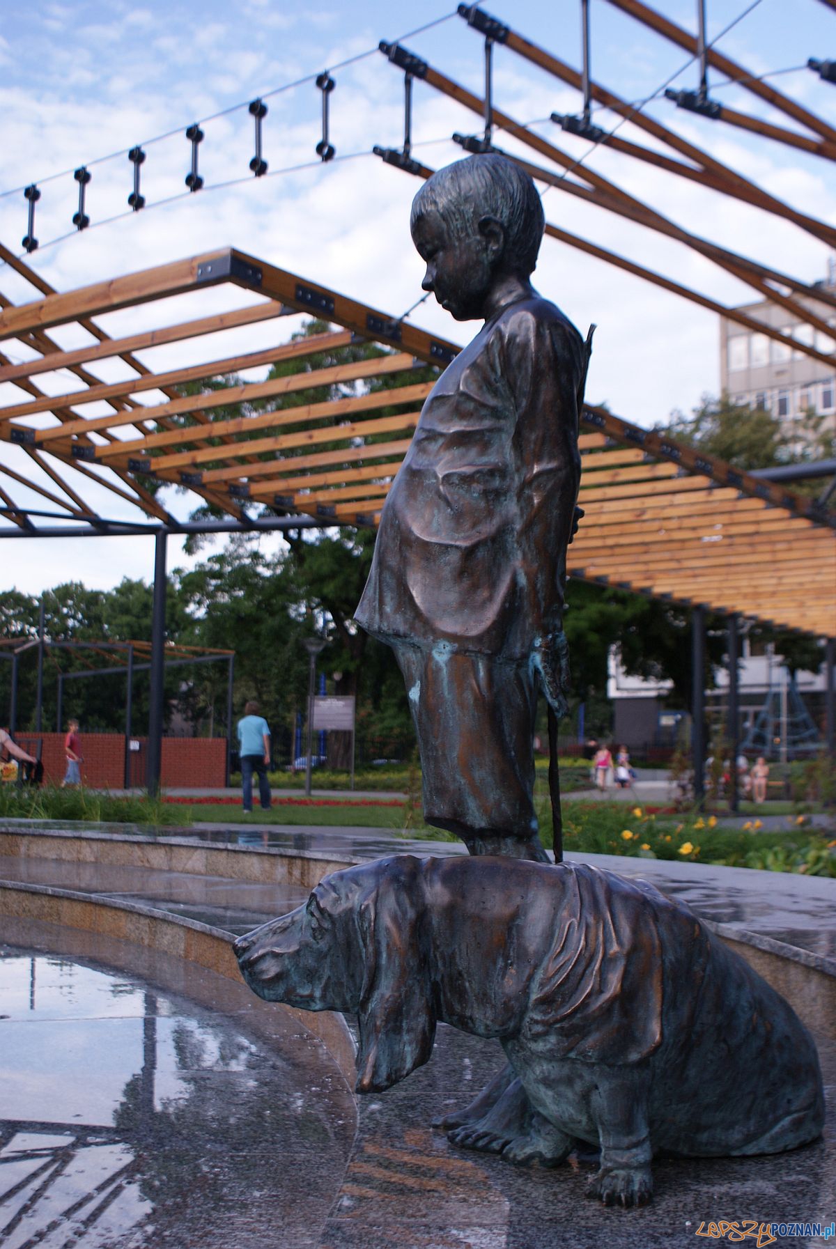 Rzeźba w fontannie w Zielonych Ogródkach Foto: http://www.park-m.pl Rzeźba w fontannie w Zielonych Ogródkach Foto: http://www.park-m.pl