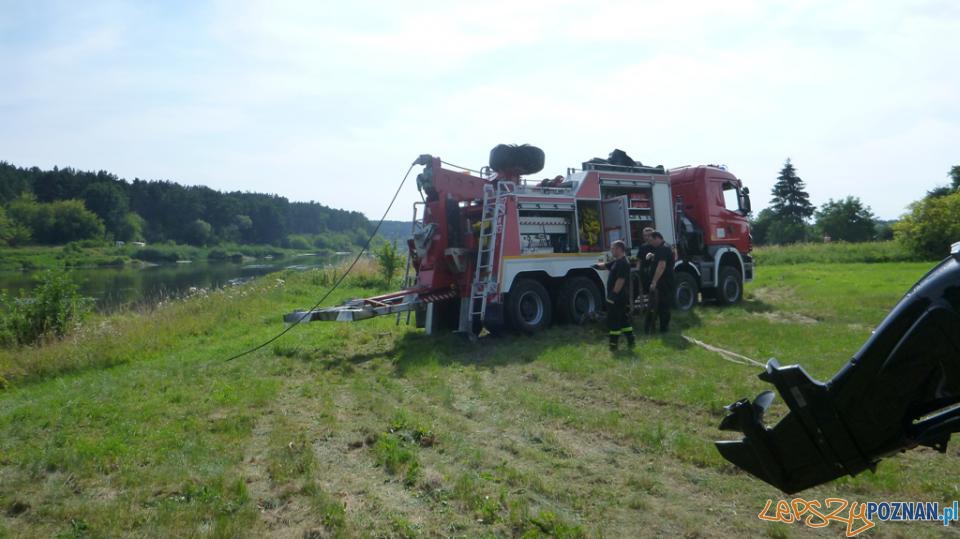 Samochód w rzece Foto: PSP w Poznaniu Samochód w rzece Foto: PSP w Poznaniu