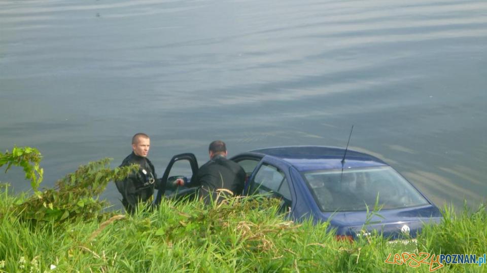 Samochód w rzece Foto: PSP w Poznaniu Samochód w rzece Foto: PSP w Poznaniu