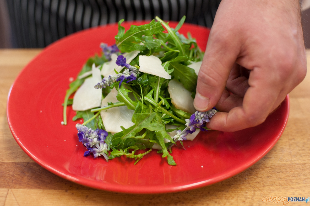 Pieczony topinambur z rukolą Foto: PETERRAW.COM Pieczony topinambur z rukolą Foto: PETERRAW.COM