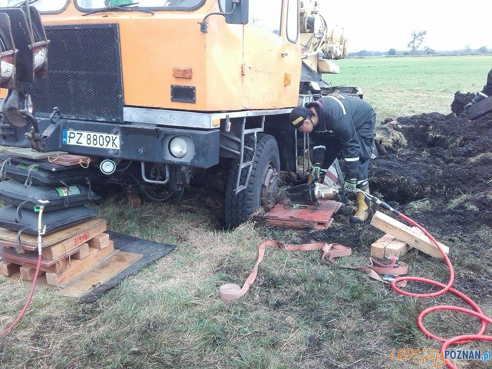 Ratowali ciężarówkę z... torfowiska Foto: Heavy Rescue SGRT OSP Mosina Ratowali ciężarówkę z... torfowiska Foto: Heavy Rescue SGRT OSP Mosina