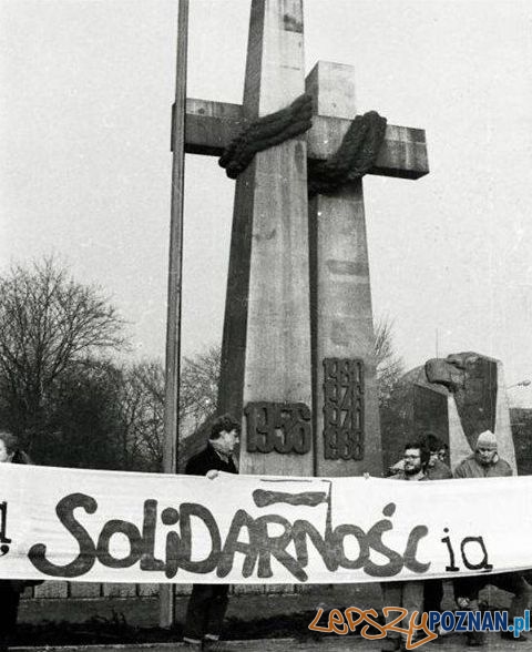 Demonstracja pod pomnikiem Poznańskiego Czerwca Foto: IPN Demonstracja pod pomnikiem Poznańskiego Czerwca Foto: IPN