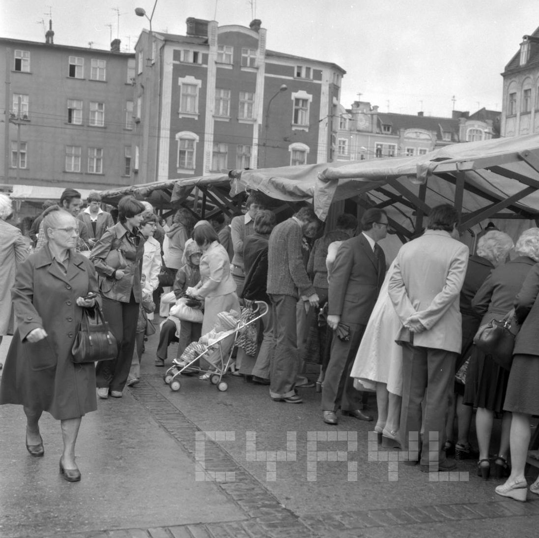 Stragany na Rynku Jeżyckim - 27.08.1978 Foto: Stanisław Wiktor / Cyryl Stragany na Rynku Jeżyckim - 27.08.1978 Foto: Stanisław Wiktor / Cyryl
