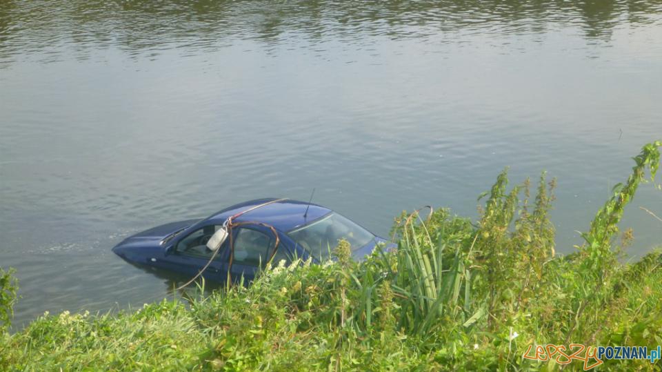 Samochód w rzece Foto: PSP w Poznaniu Samochód w rzece Foto: PSP w Poznaniu