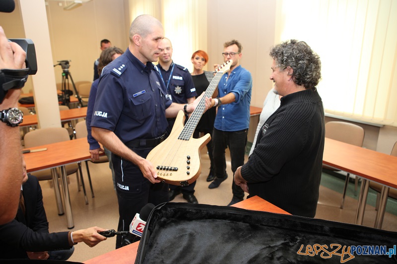 Policja przekazuje odzyskany sprzęt muzyczny Foto: materiały policji Policja przekazuje odzyskany sprzęt muzyczny Foto: materiały policji