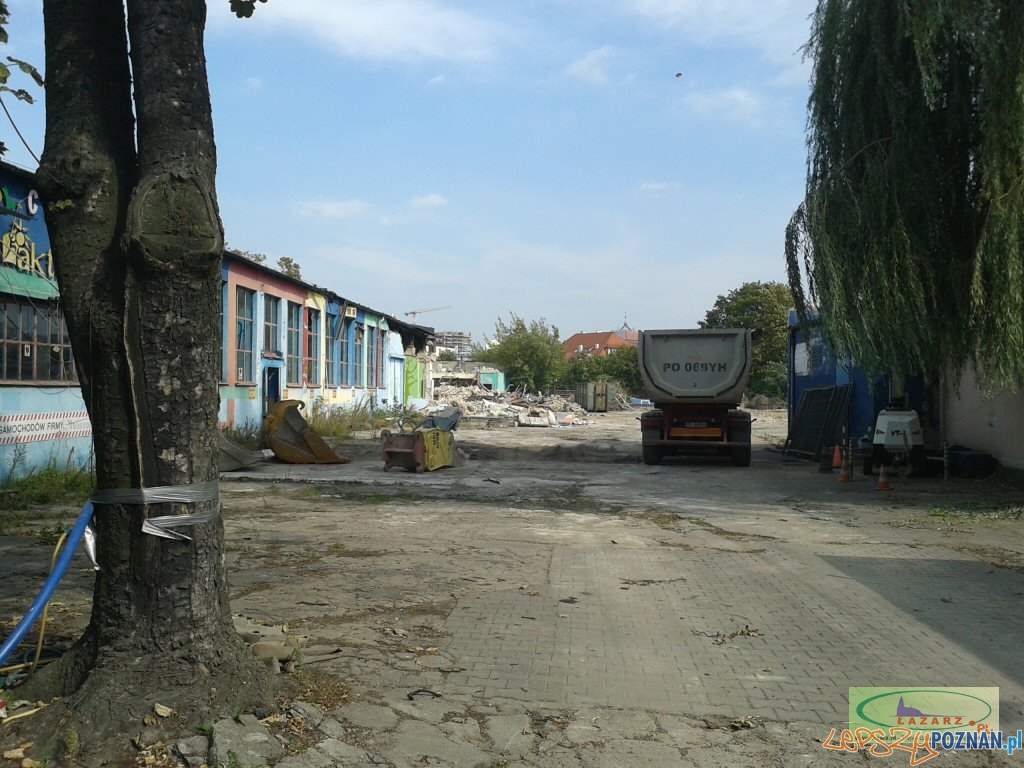 Rozpoczęła się rozbiórka pawilonów i hal przy ul. Gąsiorowskich 4 Foto: lazarz.pl / eRTe Rozpoczęła się rozbiórka pawilonów i hal przy ul. Gąsiorowskich 4 Foto: lazarz.pl / eRTe