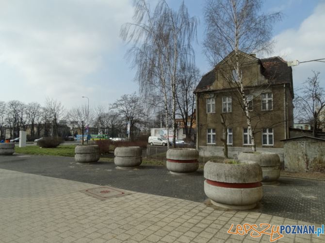 skwer przy ul. Ściegiennego/Głogowska - obecnie Foto: ZDM skwer przy ul. Ściegiennego/Głogowska - obecnie Foto: ZDM