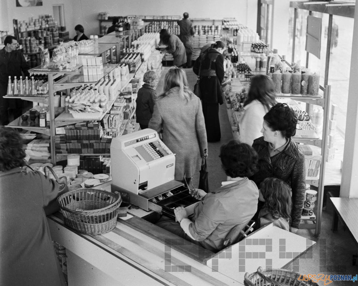 Sklep wielobranżowy na Ratajach (1975) Foto: Stanisław Wiktor / Cyryl Sklep wielobranżowy na Ratajach (1975) Foto: Stanisław Wiktor / Cyryl