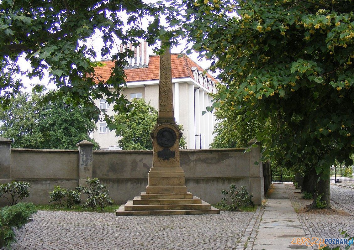 Obelik Kochanowskiego przy ulicy Lubrańskiego Foto: wikipedia Obelik Kochanowskiego przy ulicy Lubrańskiego Foto: wikipedia