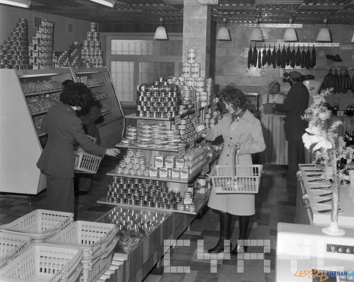 Sklep drobiarski na Dębcu (1974) Foto: Stanisław Wiktor / Cyryl Sklep drobiarski na Dębcu (1974) Foto: Stanisław Wiktor / Cyryl